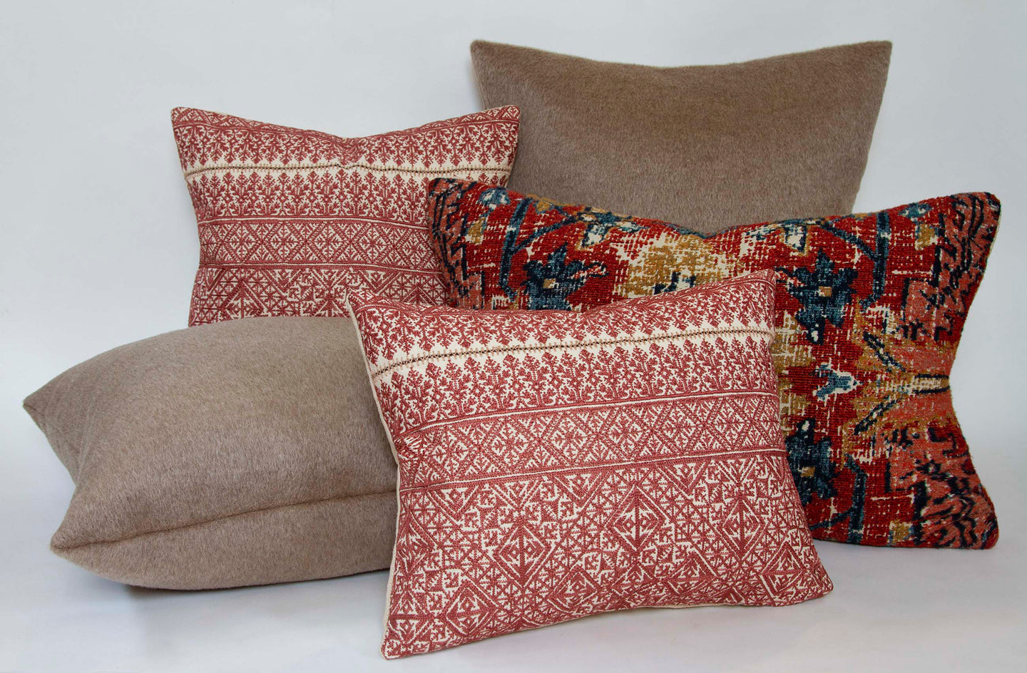 Pillow in long-haired mohair velvet with blind seam finishing with other pillows.